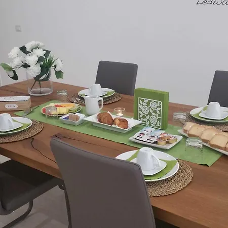 לינה וארוחת בוקר Ledwars